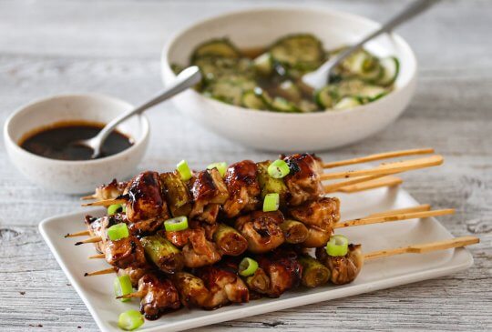 Image: KYLLING YAKITORI MED STICKY SAUS OG AGURKSALAT