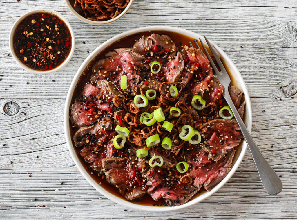 Biff tataki med chilisaus og sprø løk