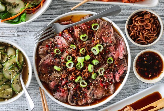 Image: BIFF TATAKI MED CHILISAUS & SPRØ LØK