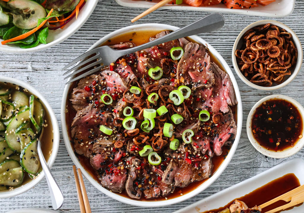 BIFF TATAKI MED CHILISAUS & SPRØ LØK