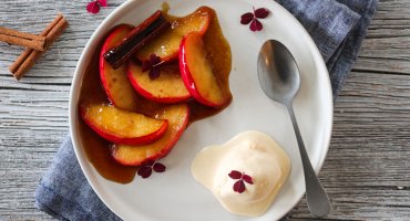 Image: FLAMBERTE EPLER MED KARAMELLSAUS