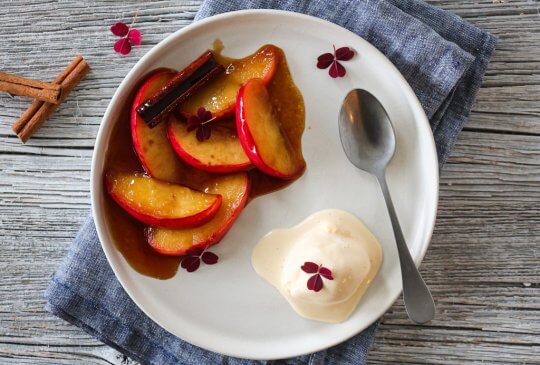 Image: FLAMBERTE EPLER MED KARAMELLSAUS