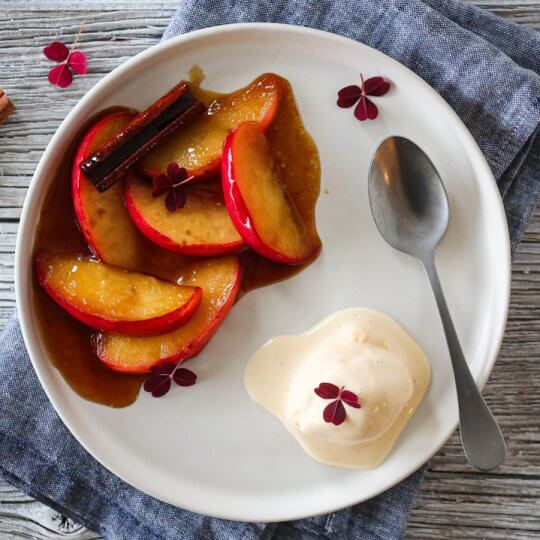 Image: FLAMBERTE EPLER MED KARAMELLSAUS