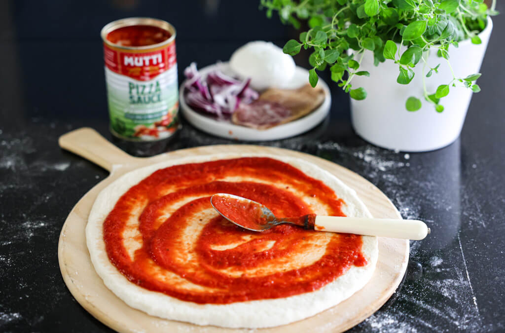 Pizza med trøffelsalami og mozzarella