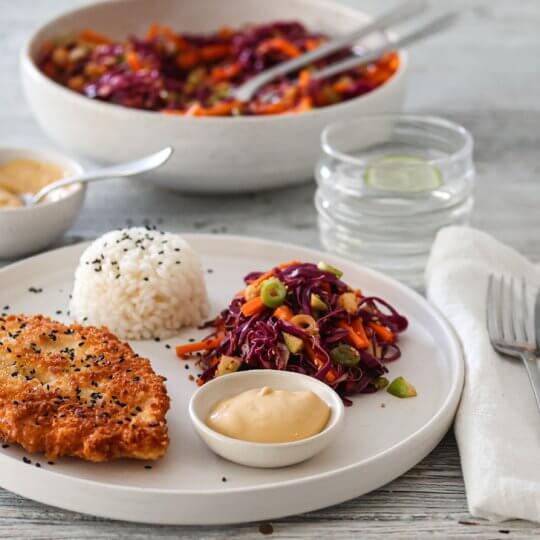 Image: TORIKATSU – SPRØ KYLLING MED SOYAMAJONES OG ASIATISK KÅLSALAT