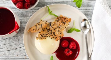 Image: PANNA COTTA MED HVIT SJOKOLADE, BRINGEBÆR & SESAMTUILE