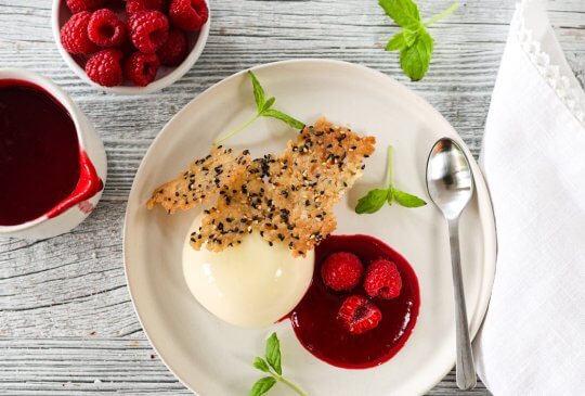 Image: PANNA COTTA MED HVIT SJOKOLADE, BRINGEBÆR & SESAMTUILE