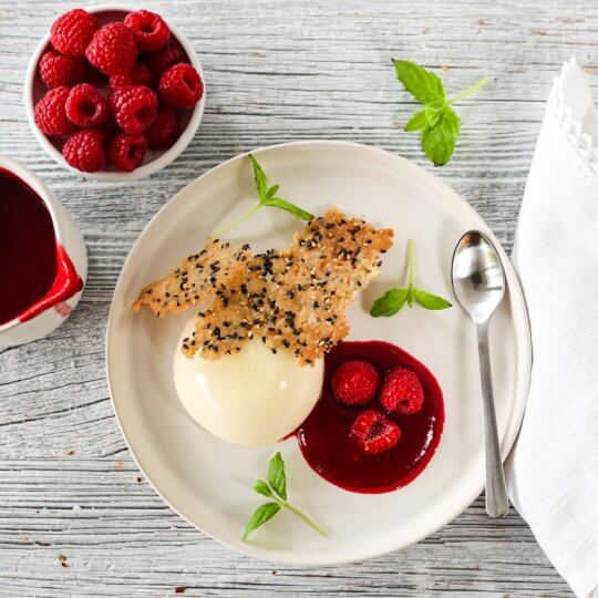 Image: PANNA COTTA MED HVIT SJOKOLADE, BRINGEBÆR & SESAMTUILE