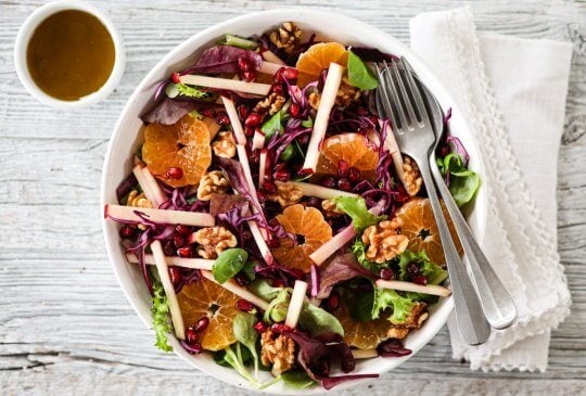 Image: RØDKÅLSALAT MED KLEMENTINER, EPLE OG GRANATEPLEKJERNER