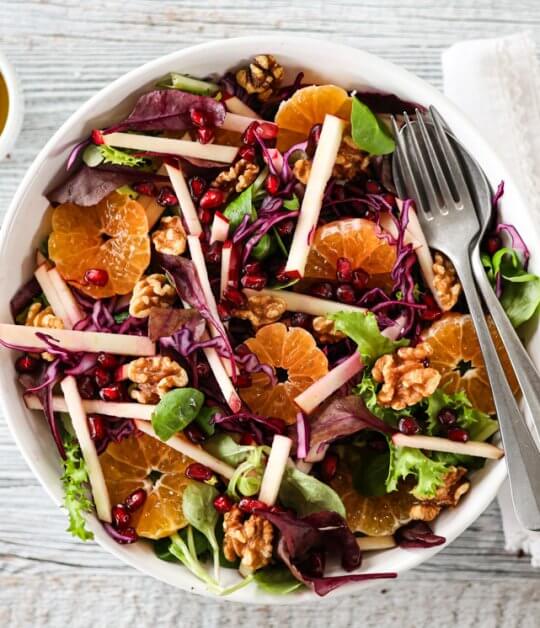 Image: RØDKÅLSALAT MED KLEMENTINER, EPLE OG GRANATEPLEKJERNER