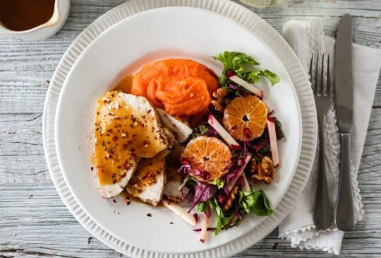 Image: KALKUN MED APPELSINSAUS, RØDKÅLSALAT OG SØTPOTETMOS