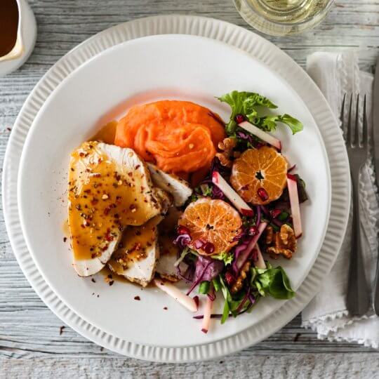 Image: KALKUN MED APPELSINSAUS, RØDKÅLSALAT OG SØTPOTETMOS