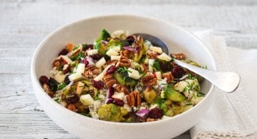 Image: KREMET ROSENKÅLSALAT MED EPLE, TRANEBÆR OG PEKANNØTTER