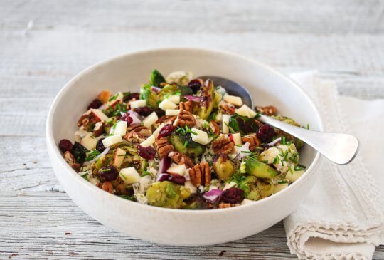 Image: KREMET ROSENKÅLSALAT MED EPLE, TRANEBÆR OG PEKANNØTTER