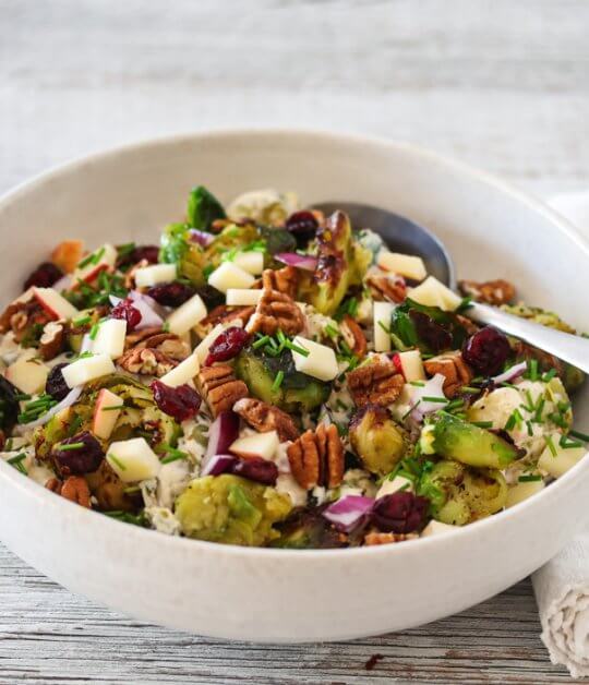 Image: KREMET ROSENKÅLSALAT MED EPLE, TRANEBÆR OG PEKANNØTTER