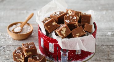 Image: MELKESJOKOLADEFUDGE MED PEKANNØTTER