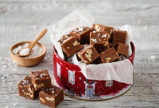 Image: MELKESJOKOLADEFUDGE MED PEKANNØTTER