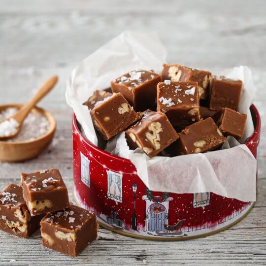 Image: MELKESJOKOLADEFUDGE MED PEKANNØTTER