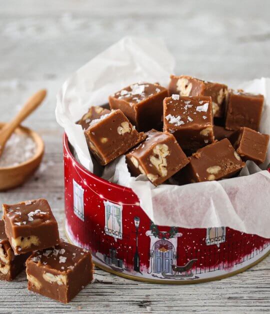 Image: MELKESJOKOLADEFUDGE MED PEKANNØTTER