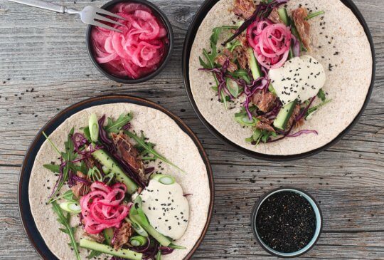 Image: WRAPS MED PINNEKJØTT, SENNEPSSAUS OG SYLTET RØDLØK