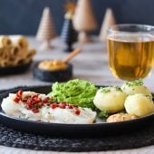Image: LUTEFISK MED BACON OG ERTEPURÉ