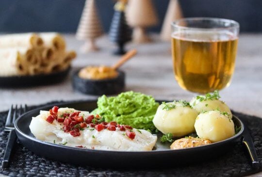 Image: LUTEFISK MED BACON OG ERTEPURÉ