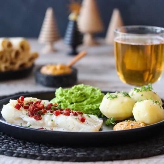 Image: LUTEFISK MED BACON OG ERTEPURÉ