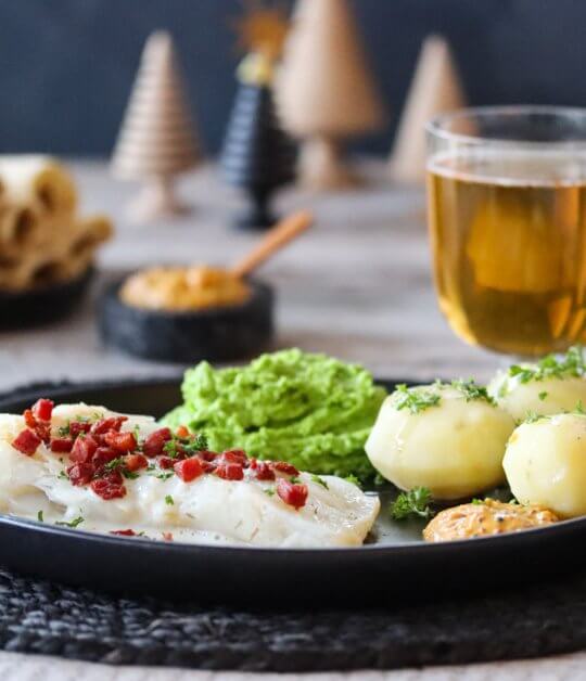 Image: LUTEFISK MED BACON OG ERTEPURÉ