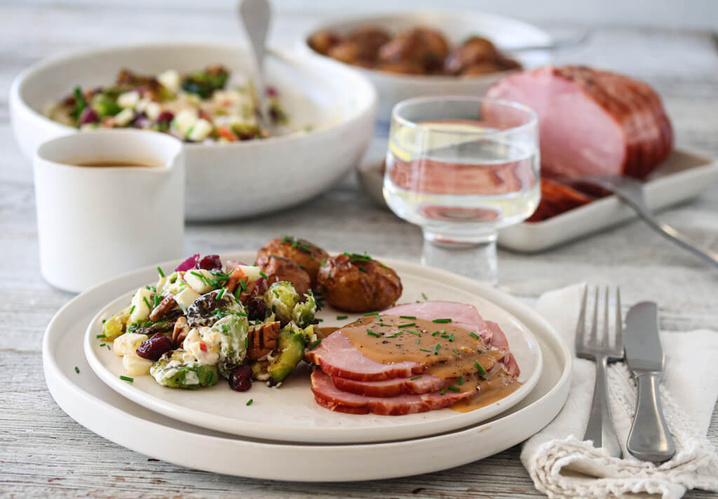 Røkt skinke med appelsinsaus og kremet rosenkålsalat