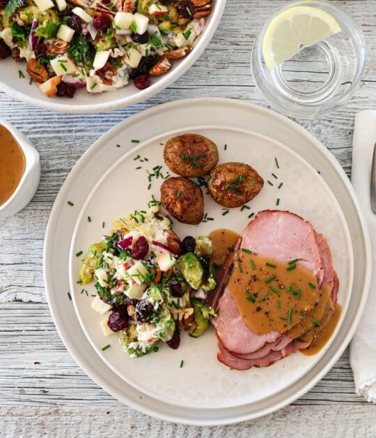 Image: RØKT JULESKINKE MED APPELSINSAUS OG ROSENKÅLSALAT