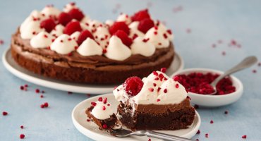 Image: BROWNIE MED MELKESJOKOLADEKREM OG BRINGEBÆR