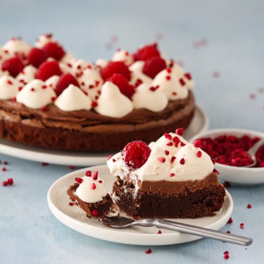 Image: BROWNIE MED MELKESJOKOLADEKREM OG BRINGEBÆR