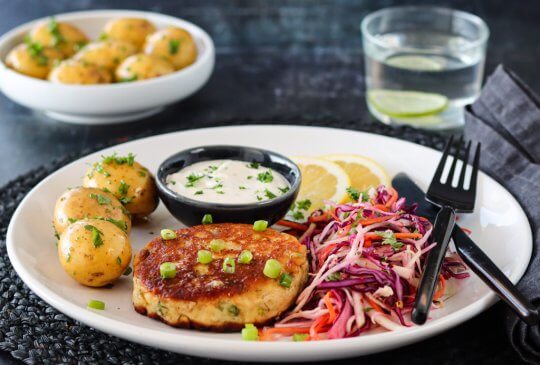 Image: SEIKAKER MED URTESAUS OG RÅKOSTSALAT