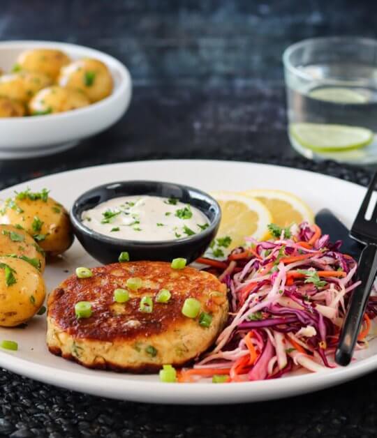 Image: SEIKAKER MED URTESAUS OG RÅKOSTSALAT