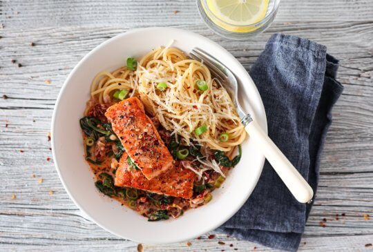 Image: LAKS MED KREMET TOMATSAUS, SPINAT OG PASTA