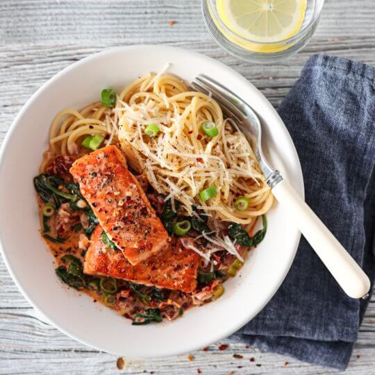 Image: LAKS MED KREMET TOMATSAUS, SPINAT OG PASTA