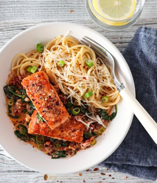 Image: LAKS MED KREMET TOMATSAUS, SPINAT OG PASTA