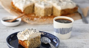 Image: SITRONKAKE MED VALMUEFRØ OG OSTEKREM