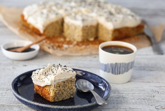 Image: SITRONKAKE MED VALMUEFRØ OG OSTEKREM