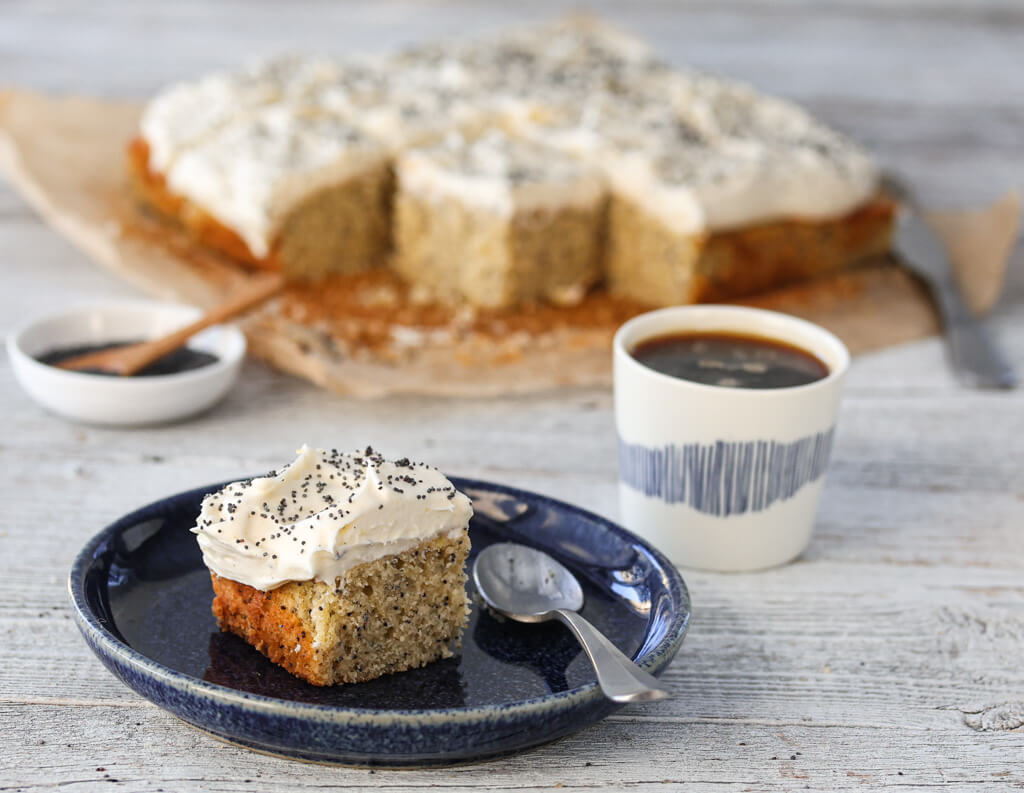 SITRONKAKE MED VALMUEFRØ OG OSTEKREM