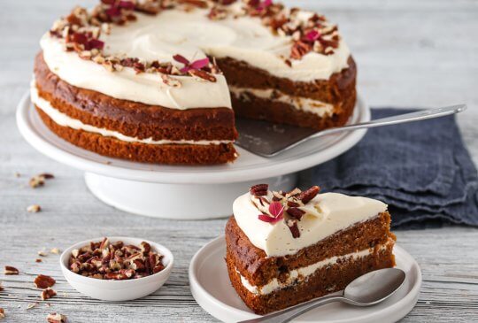 Image: GULROTKAKE MED EPLE, PEKANNØTTER OG OSTEKREM