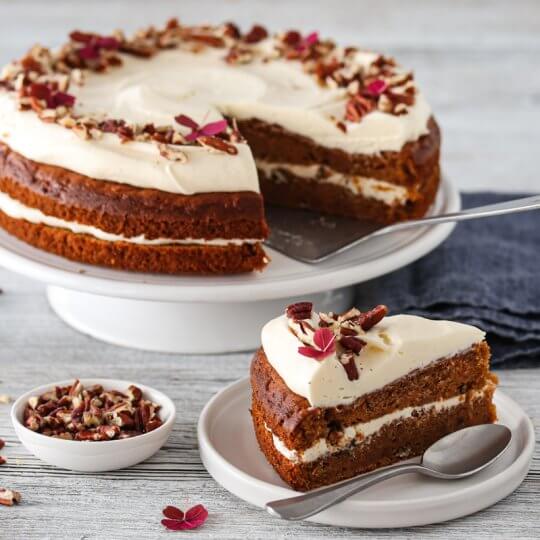 Image: GULROTKAKE MED EPLE, PEKANNØTTER OG OSTEKREM