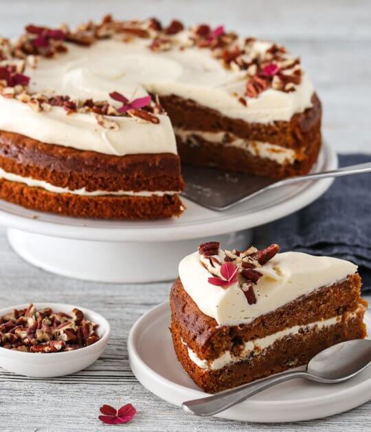 Image: GULROTKAKE MED EPLE, PEKANNØTTER OG OSTEKREM