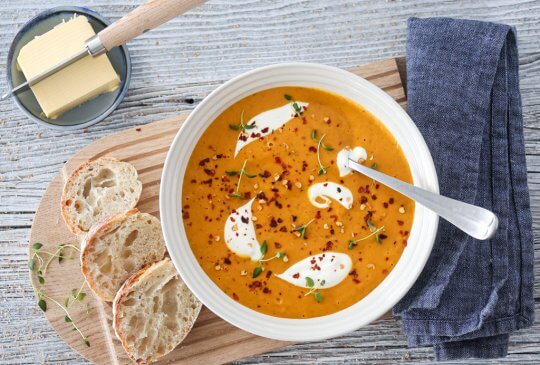 Image: SPICY GULROTSUPPE MED RØDE LINSER OG INGEFÆR