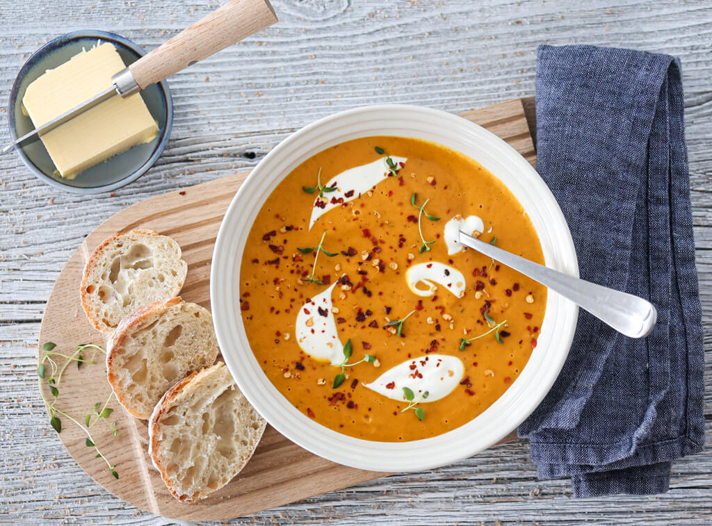 SPICY GULROTSUPPE MED RØDE LINSER OG INGEFÆR
