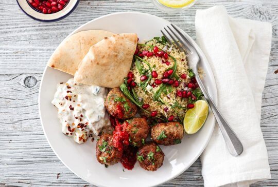 Image: LAMMEKJØTTBOLLER MED COUSCOUSSALAT OG RAITA