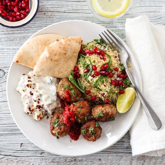 Image: LAMMEKJØTTBOLLER MED COUSCOUSSALAT OG RAITA