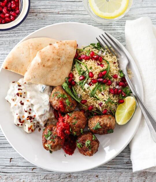 Image: LAMMEKJØTTBOLLER MED COUSCOUSSALAT OG RAITA