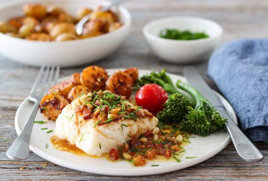 Image: PANNESTEKT TORSK MED BACONSMØR OG CHILIPOTETER