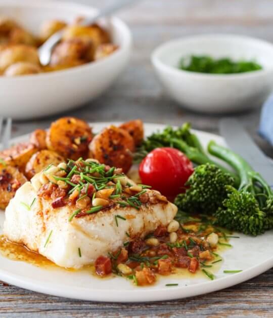 Image: PANNESTEKT TORSK MED BACONSMØR OG CHILIPOTETER